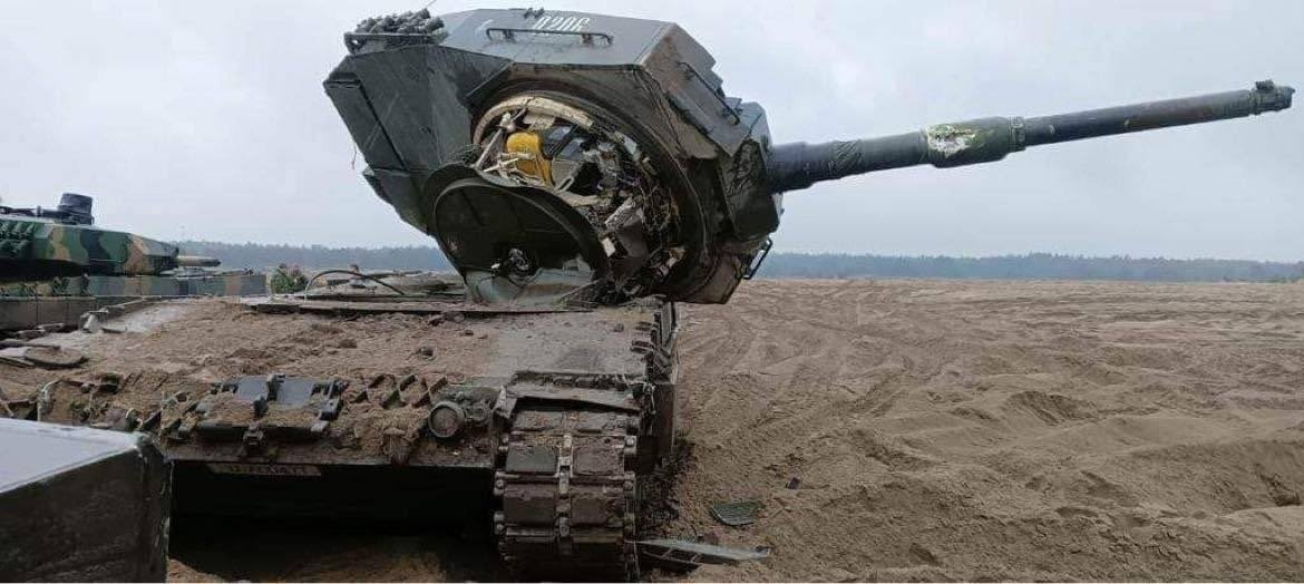 Hình ảnh xe tăng Leopard 2 của quân đội Ukraine bị bung tháp pháo